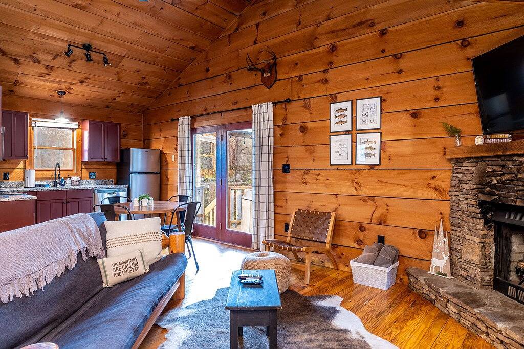 Hot Tub | Dog friendly | Near Tuckaleechee Caverns in Tuckaleechee, Blount County