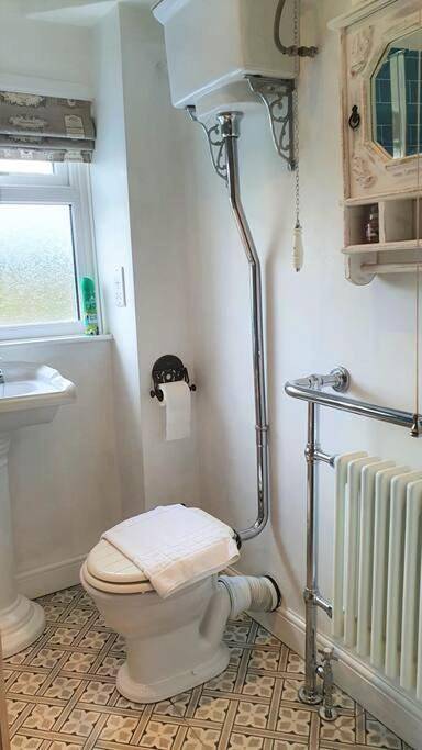 5 Bed, 2 Bath Home + Terrace, Garden & Parking in Swindon, North Wessex Downs
