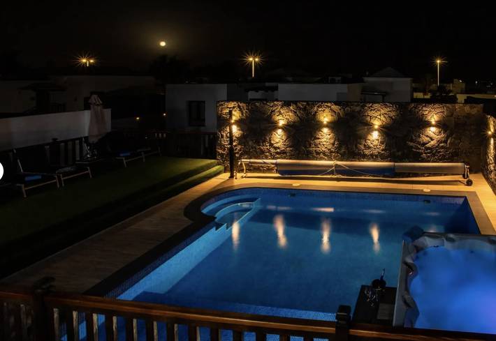 Ferienhaus für 10 Personen, mit Balkon und Whirlpool sowie Garten und Kinderpool in Playa Blanca