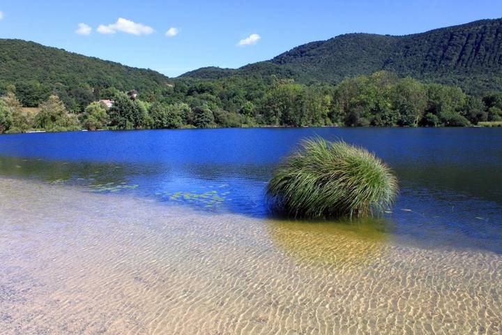 Location de vacances pour 6 personnes, avec vue ainsi que jardin et vue sur le lac à Barbazan