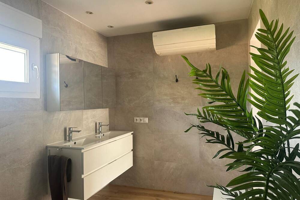 Modern villa with private garden and pool. Ideal for families or small groups. in Port de Pollença, Pollença