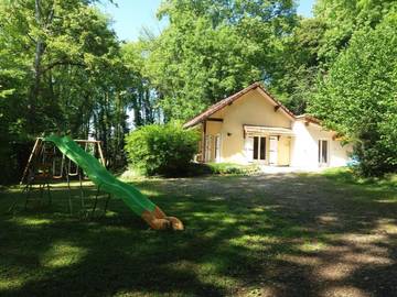 Gîte pour 8 personnes, avec jardin et piscine, animaux acceptés à Bouilland