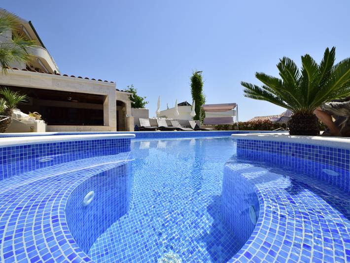 Apartamento para 3 personas, con jardín además de terraza y sauna en Croacia