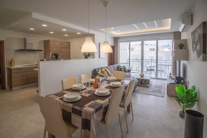 Gîte pour 6 personnes, avec Balcon ainsi que Terrasse et Piscine dans Zebbug