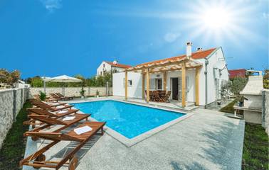 Ferienhaus für 7 Personen, mit Pool und Terrasse in Privlaka