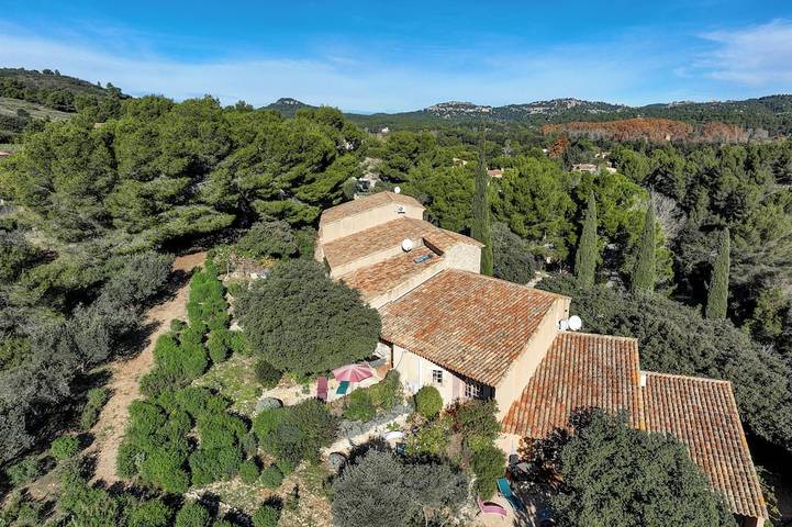 Mazet de La Tour - private terrace and shared swimming pool -Vallée des Baux in Paradou, Arles region