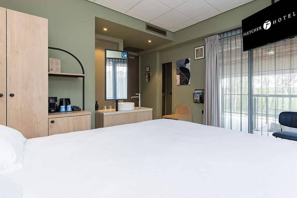 Relaxing Stay with Private Balcony & Garden Views Near Giethoorn in Ijsselmeer