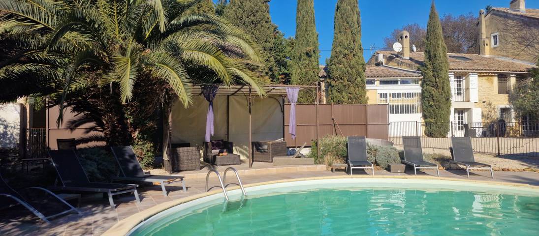 Gîte pour 12 personnes, avec jardin et piscine, animaux acceptés
