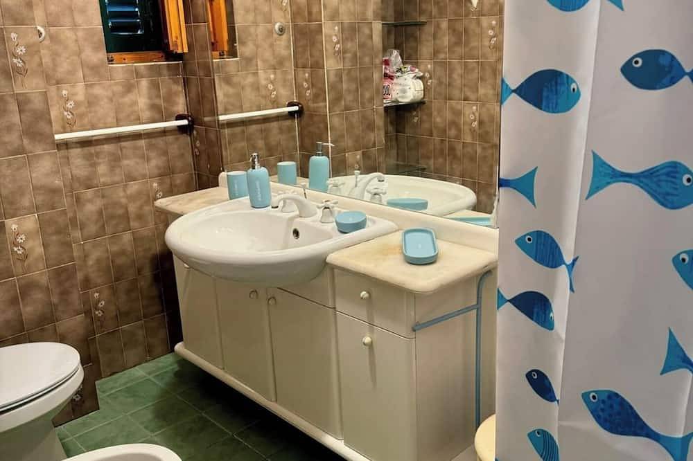 Villa Mia Carini, 150 meters from the sea and 5 km airport, beautiful vintage villa in Carini, Palermo Province