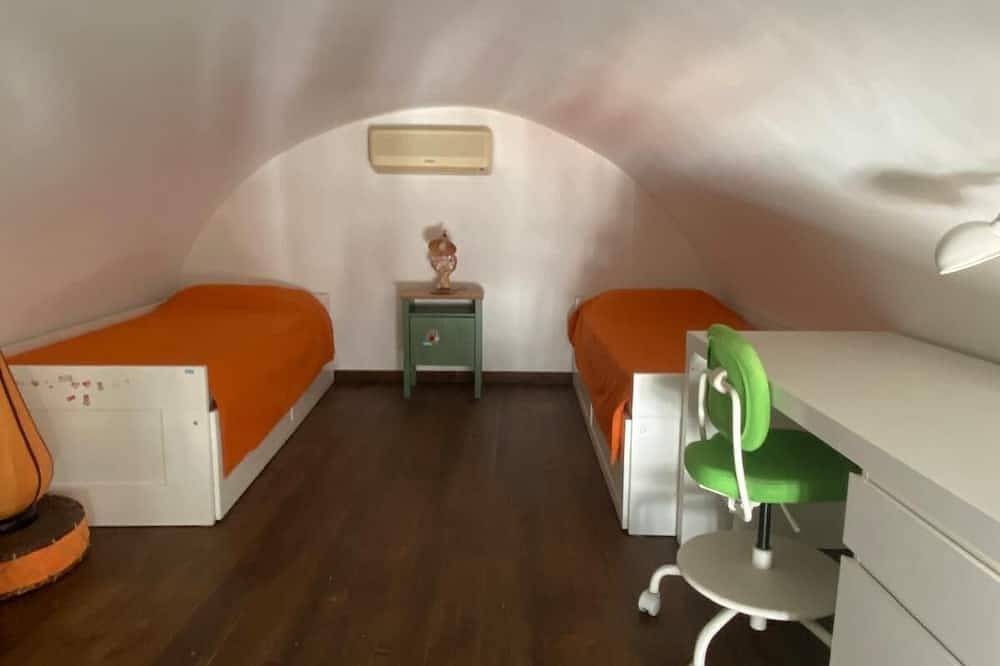 Entire apartment, Entire central apartment with fireplace in Putignano, Bari Province