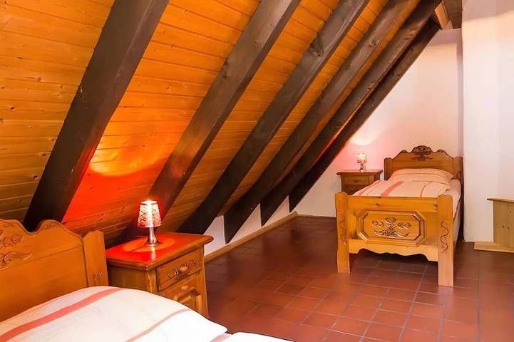 Ferienwohnung für 14 Personen, mit Sauna und Balkon sowie Pool und Garten
