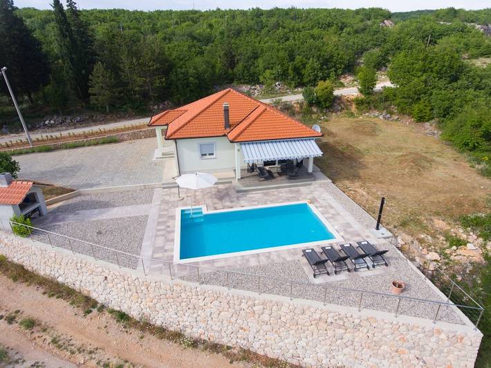Villa für 6 Personen, mit Balkon/Terrasse und Garten sowie Pool in Split-Dalmatien