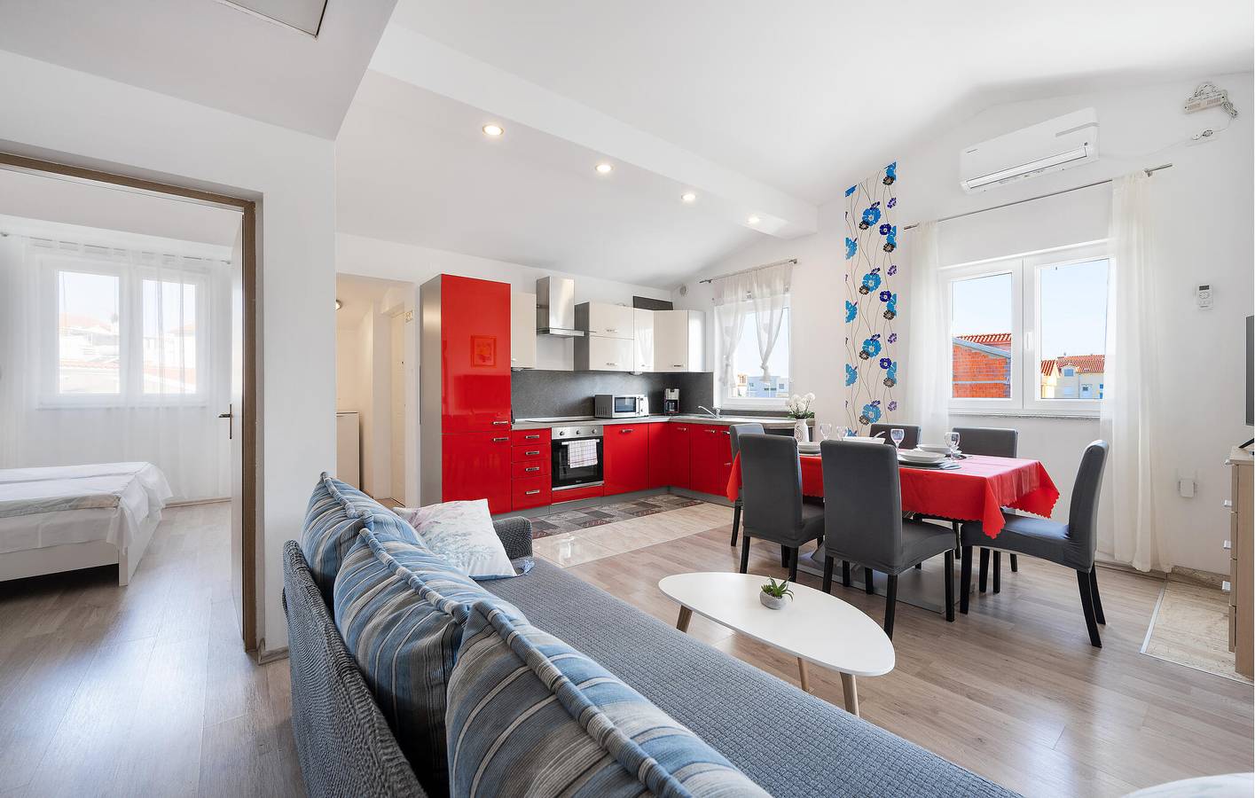 Ganze Ferienwohnung, Appartement am Strand mit WiFi, AC, Parkplatz und Terrasse in Vodice, Šibenik-Knin