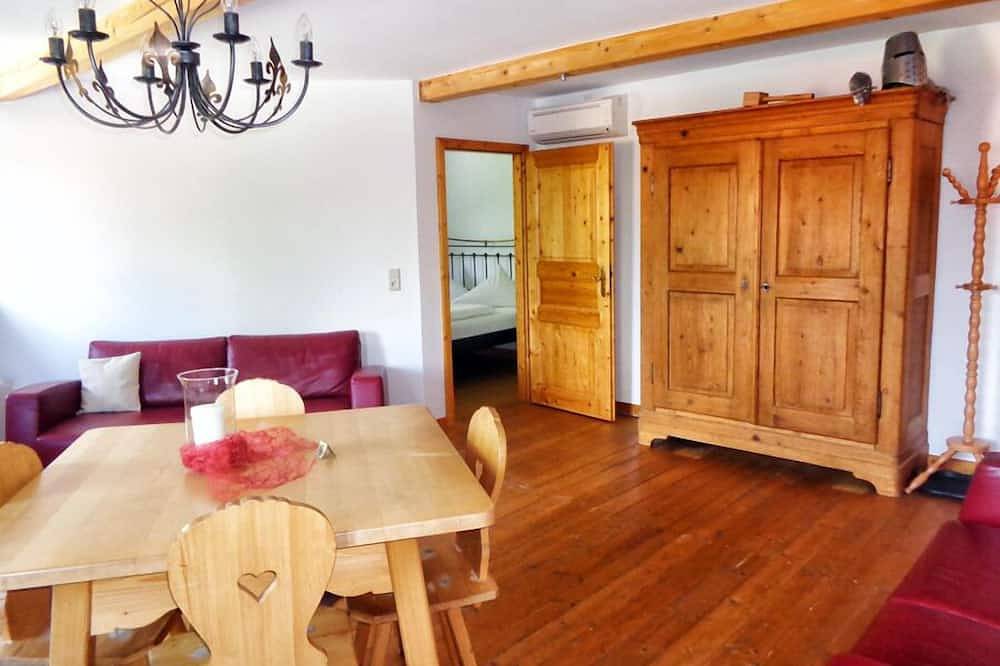 Ganze Wohnung, Ferienwohnung (55 m2) im 1. Stock des Turmes in einem Schloss in Markt Nordheim, Steigerwald