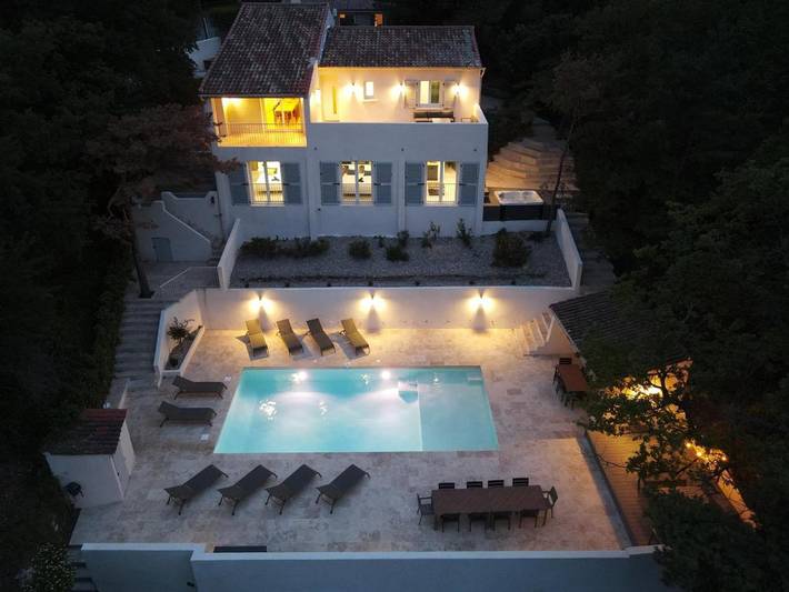 Location de vacances pour 16 personnes, avec jacuzzi ainsi que piscine et balcon à Mimet - 2