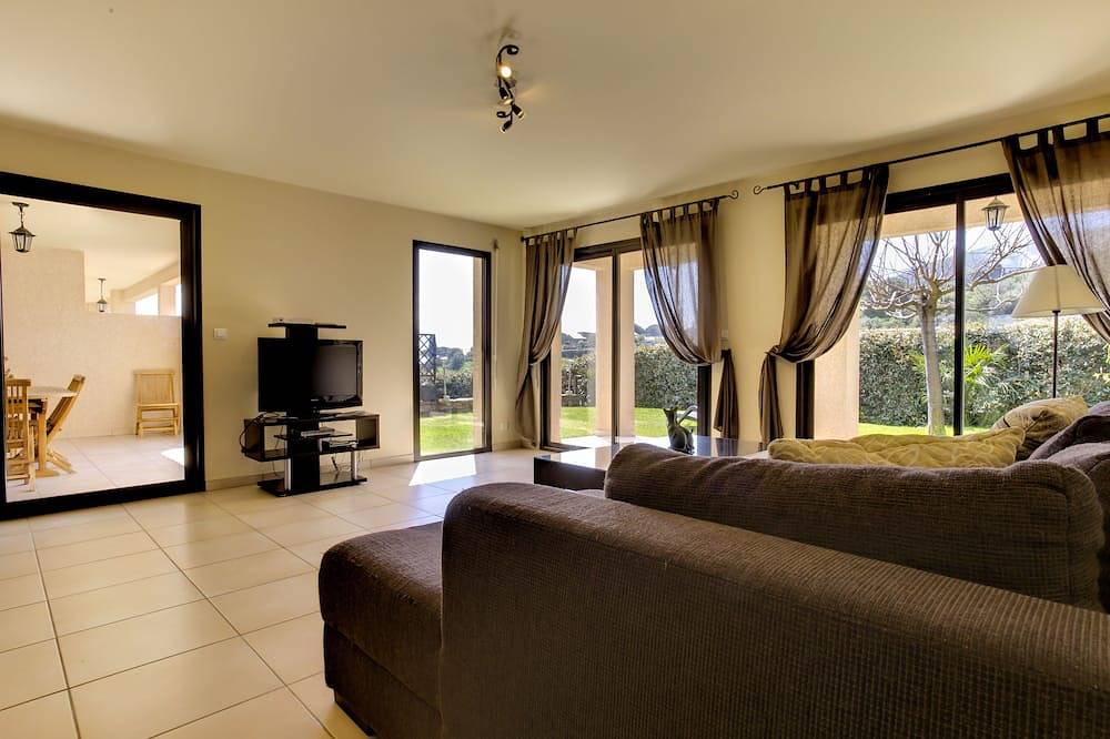 Villa 1 in Sagone 4 bedrooms 140 m2, all comfort 5 minutes from the sea in Sagone, Vico