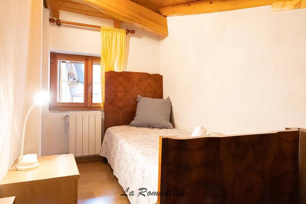 Ganze Wohnung, [Apartment in the Romantic Courtyard] Lake Lugano in Brusimpiano, Brusimpiano Gemeinde