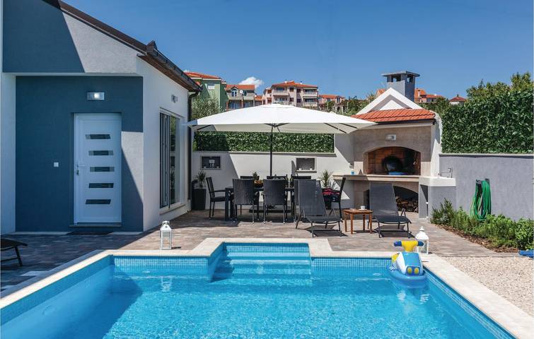 Ganze Ferienwohnung, Geräumige 2-Zimmer-Wohnung mit Pool, Terrasse und Strand in der Nähe in Split, Split-Dalmatien
