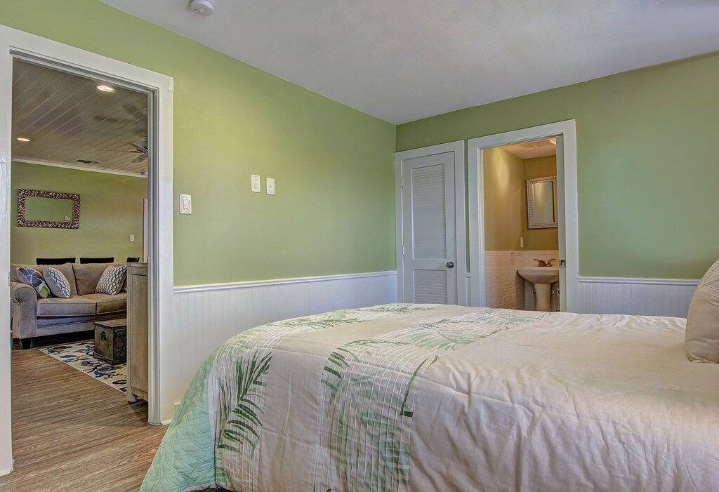 Charmantes Ferienhaus, jedes mit eigenem Bad! Kurzer Fußweg zum Strand! in Port Aransas, Mustang Island