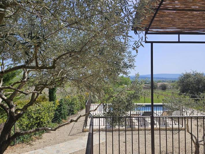 Location de vacances pour 4 personnes, avec vue ainsi que piscine et terrasse à Joucas