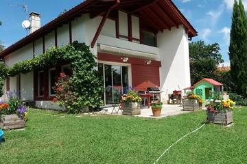 Gîte pour 11 personnes, avec jardin à Bassussarry