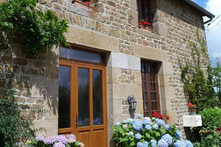 Gîte pour 4 personnes, avec jardin à Buais