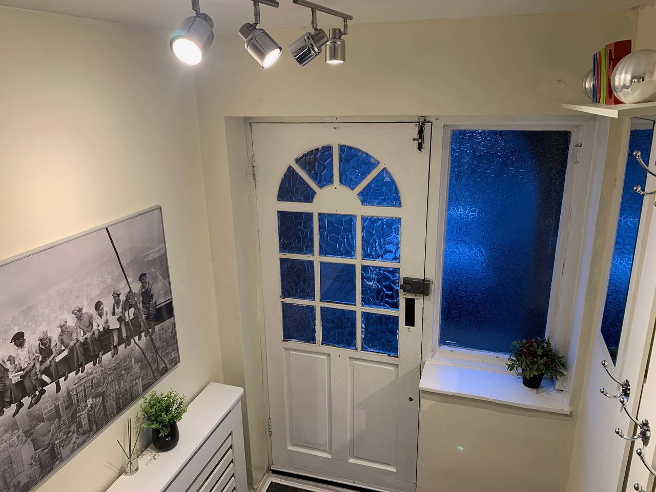 House Sleeps 6 with Garden, Parking in Havering, London