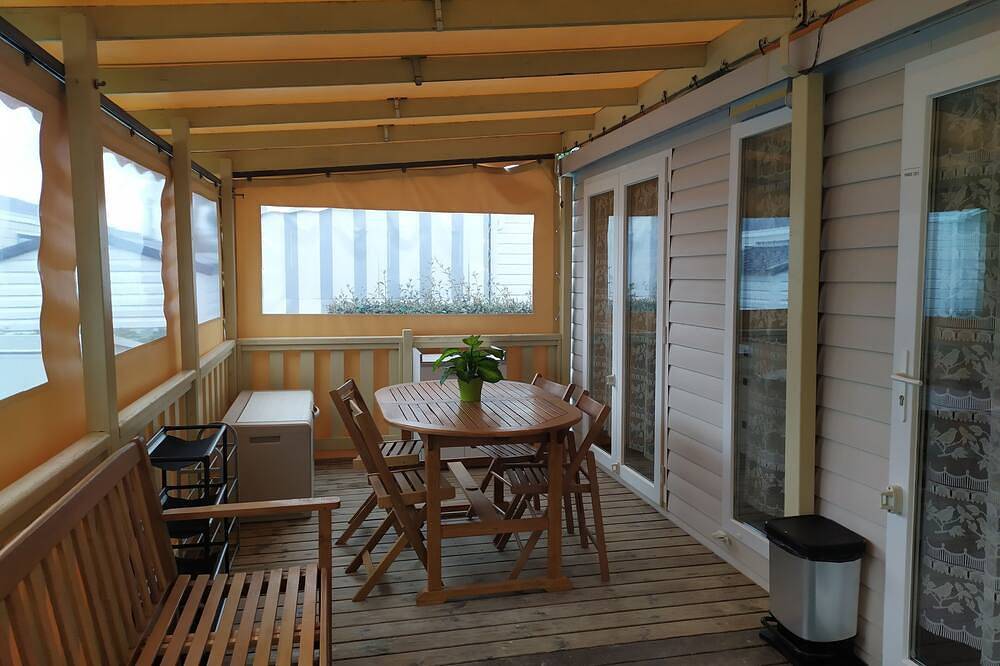 Mobil-home dans Camping calme avec Piscine, à 2,8 km de la Plage in Le Fenouiller, Vallée de la Loire