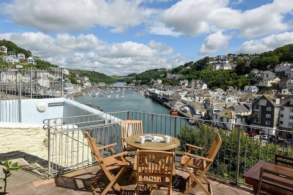 Apartment in fabulous position with sea and harbour views! in Looe, Cornwall