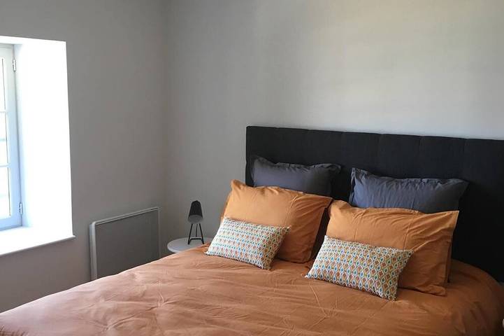 Entire apartment, Large 60 m2 apartment, historic center, near the market, former convent in La Rochelle, La Rochelle region