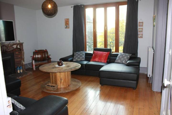 Location de vacances pour 15 personnes, avec jardin et piscine ainsi que terrasse et jacuzzi dans Monthois