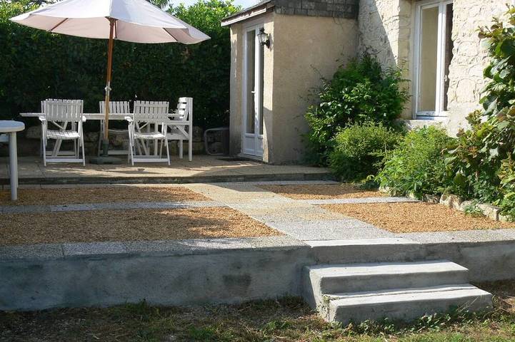 Location de vacances pour 8 personnes, avec piscine et jardin à Allonnes