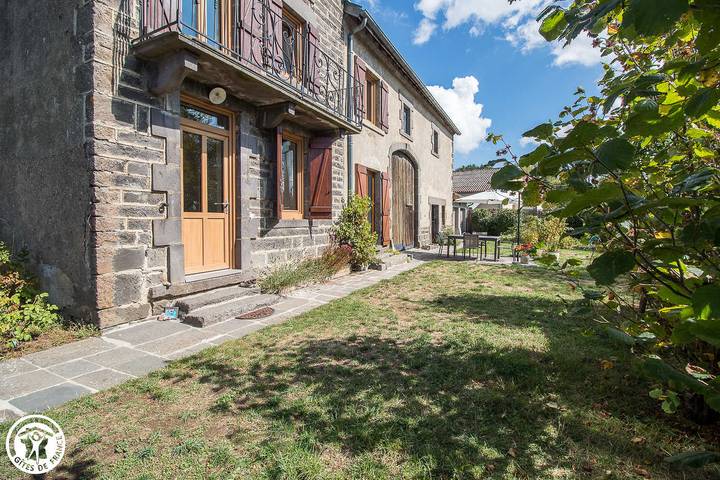 Gîte pour 8 personnes, avec Terrasse ainsi que Jardin et Vue