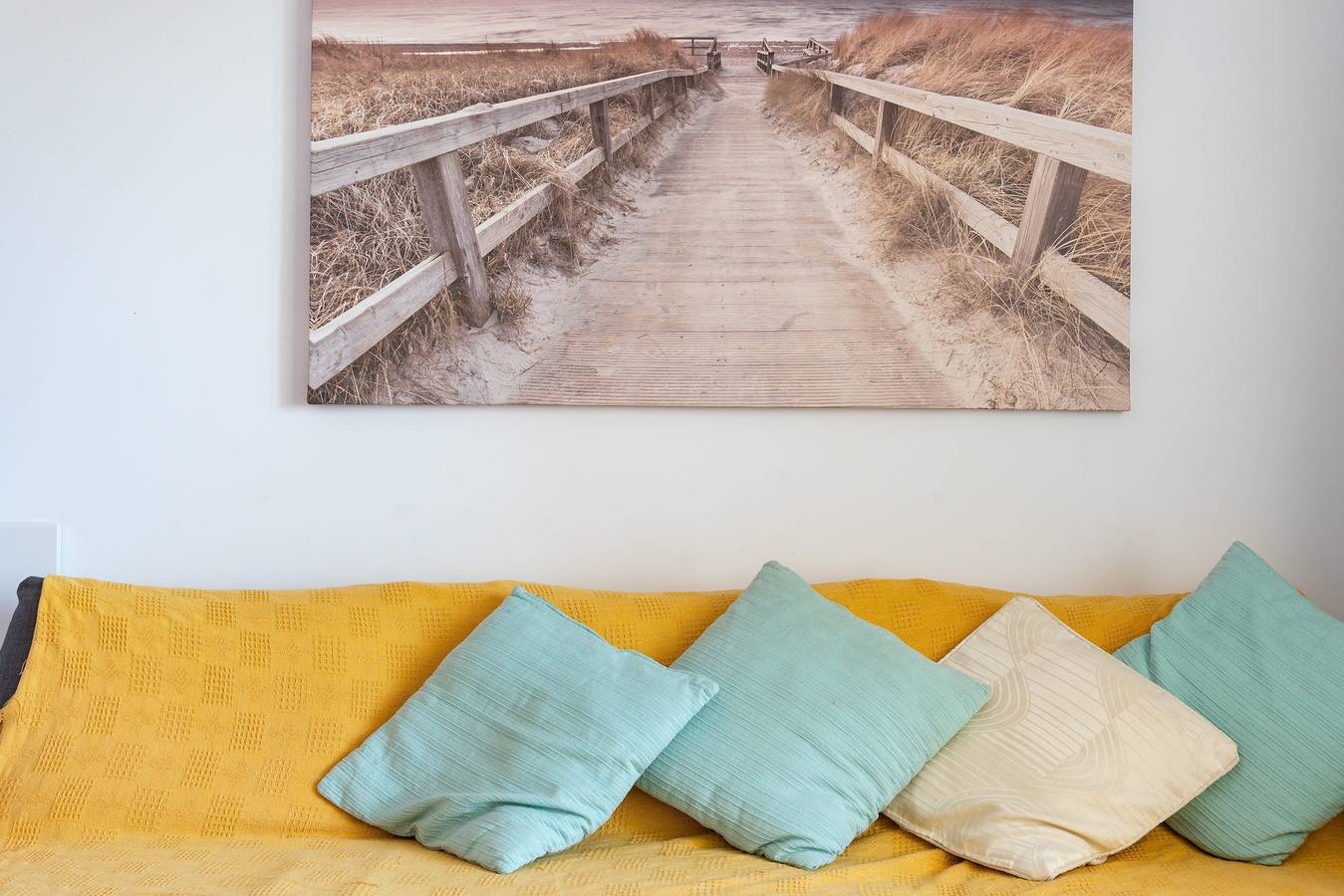 Entire studio, Pyr Studio Apartment with Sea View, Mountain View, Pool, Wi-Fi, A/C & Terrace in Fuengirola Centre, Fuengirola
