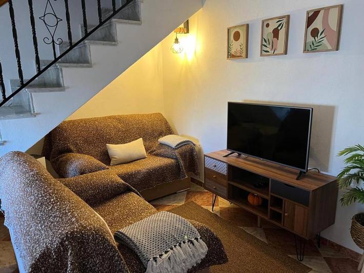 Apartamento para 5 personas, con vistas al lago además de vistas y terraza, Se admiten mascotas en Zahara de la Sierra