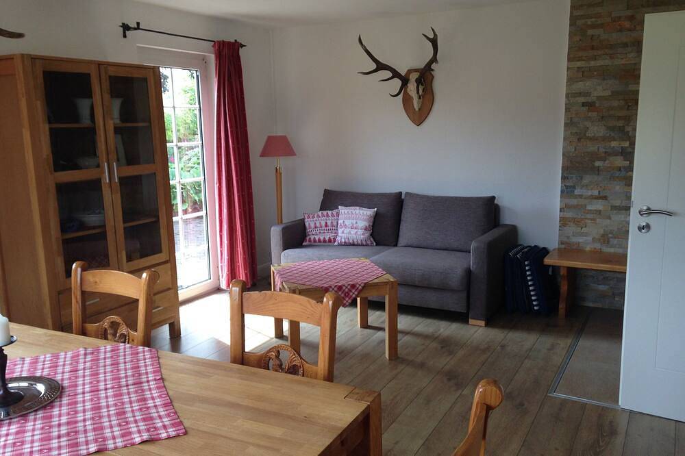 Ferienhaus in Einzellage mit großem Garten umgeben von Wiesen und Wald in Bestwig, Naturpark Arnsberger Wald