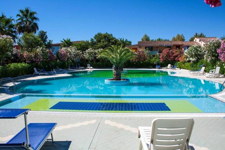 Location de vacances pour 8 personnes, avec jardin ainsi que piscine et vue, animaux acceptés à Porto Ottiolu - 3