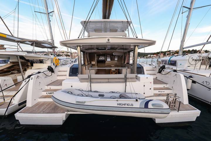 Boat for 8 people, with hot tub in England