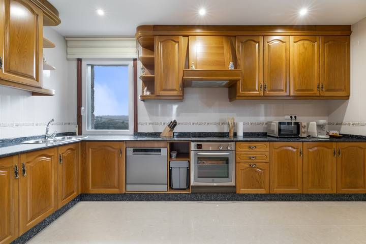Vacation Home 'Pomba' with Mountain Views, Private Terrace, and Wi-Fi in Vilanova de Arousa, Pontevedra Province