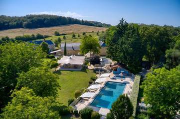 Gîte pour 7 personnes, avec jardin ainsi que terrasse et piscine à Jayac