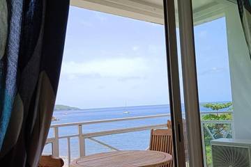 Gîte pour 2 personnes, avec vue ainsi que piscine et terrasse à Gourbeyre