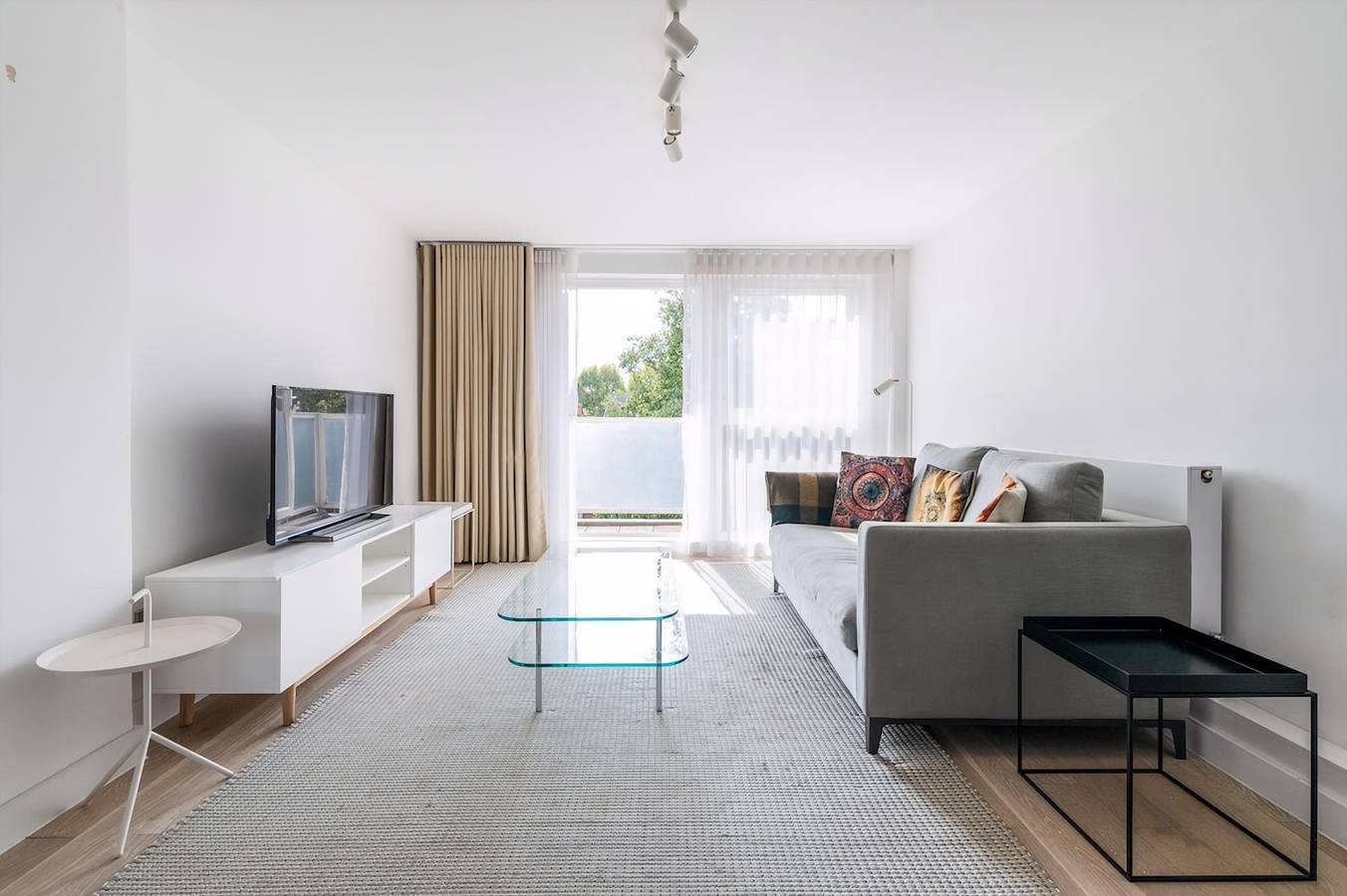 Ganze Wohnung, 2-Bed, 2-Bath with Balcony and City Views in London, Südostengland
