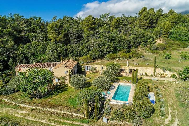 Location de vacances pour 10 personnes, avec jardin à Cabrières-d'Aigues