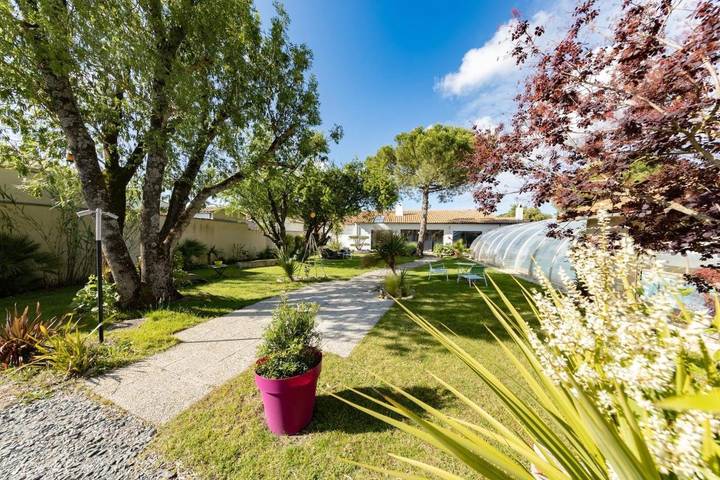 Gîte pour 3 personnes, avec terrasse ainsi que jardin et piscine, animaux acceptés à La Jarne - 3
