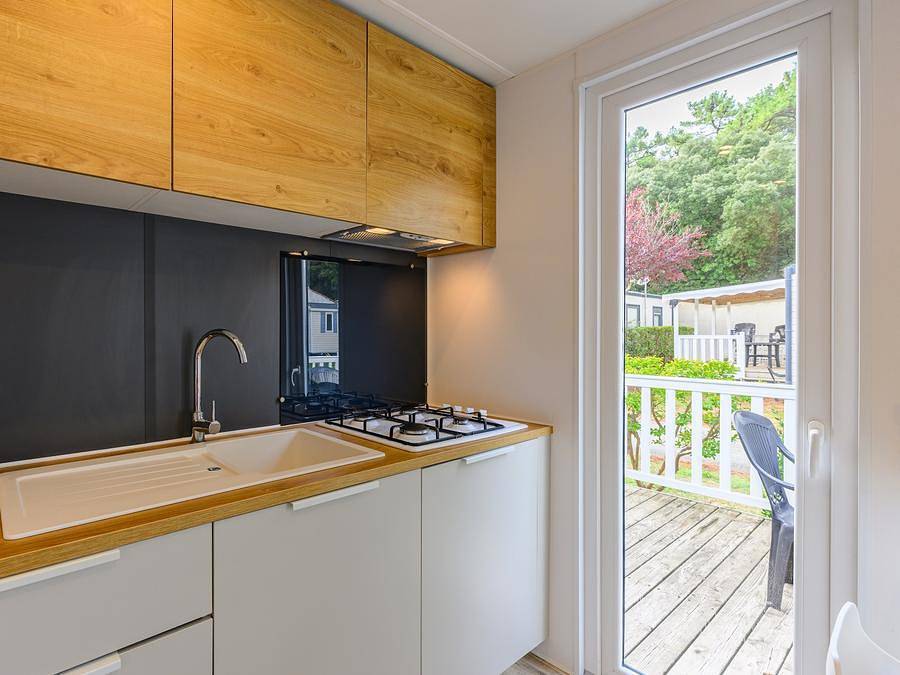 Camping L'Abri des Pins - Mobilhome 6 personnes - Cottage Confort 3ch. 6 pers. - 35m2 - terasse parasol in Saint-Jean-de-Monts, Vendée