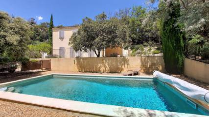 Gîte pour 7 personnes, avec terrasse ainsi que piscine et jardin, animaux acceptés à Rustrel