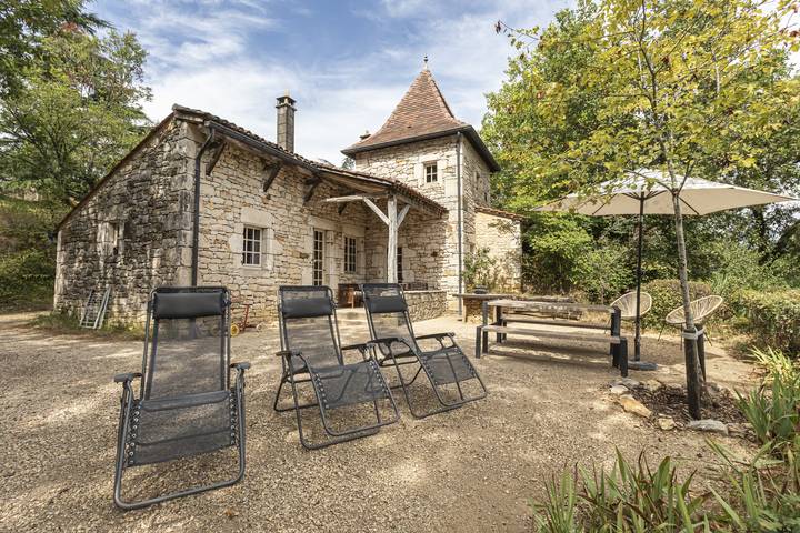 Gîte pour 6 personnes, avec piscine à Simeyrols