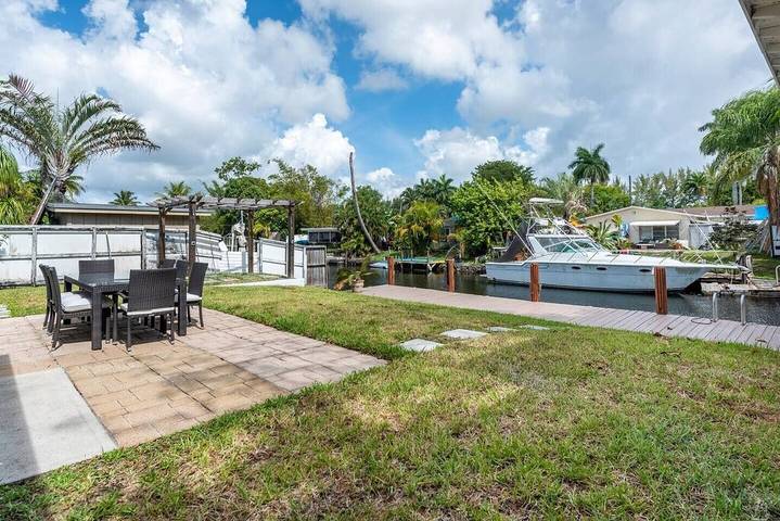 Vacation rental for 6 people, with balcony and yard in Dania Beach