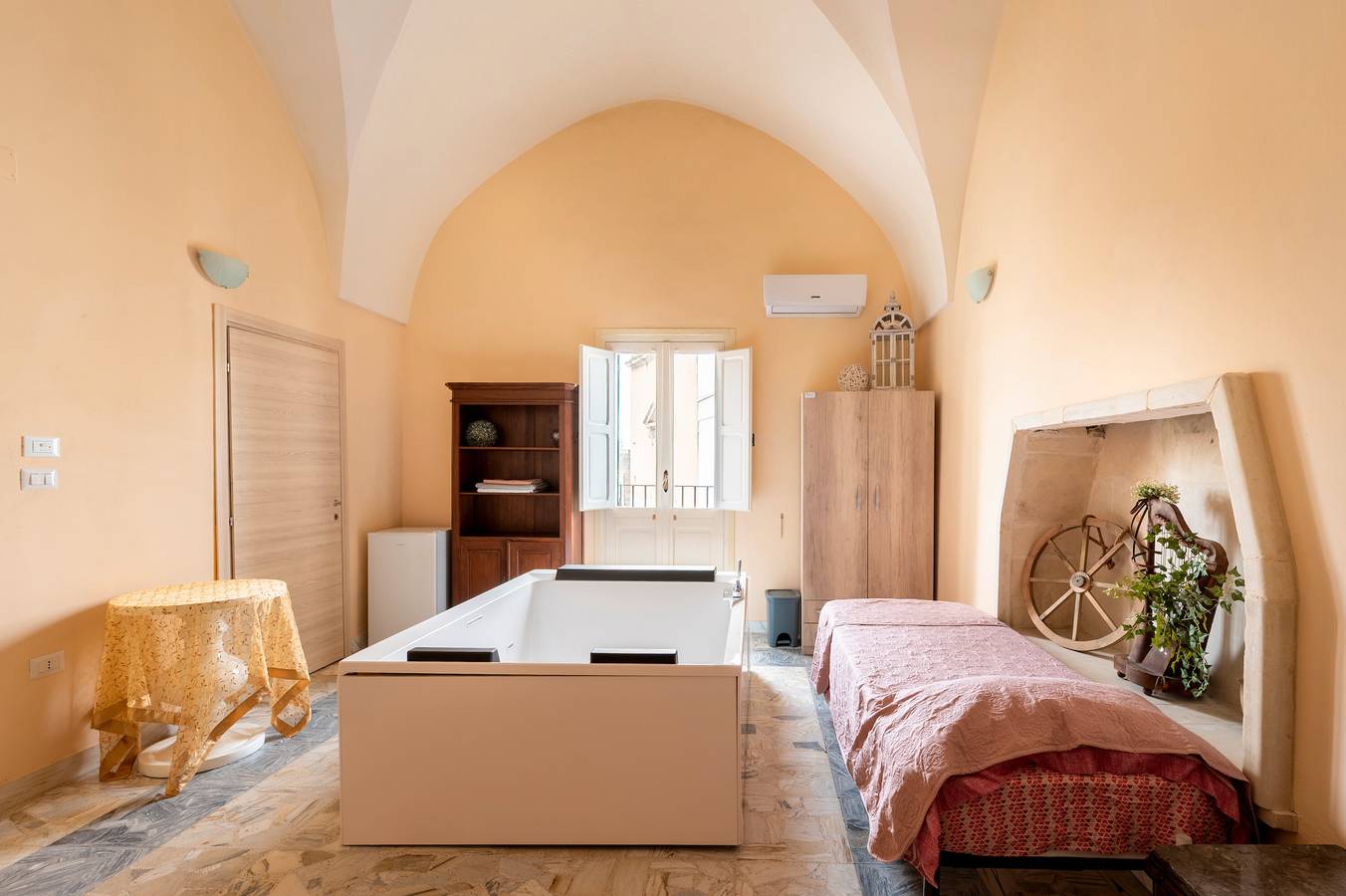 Room 'Costantini - Rosa' with Shared Terrace, Wi-Fi and Air Conditioning in San Donato di Lecce, Lecce-provinsen