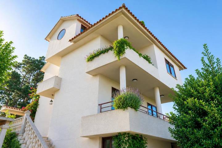 Casa rural para 10 personas, con piscina y vistas además de jardín y terraza en Cangas